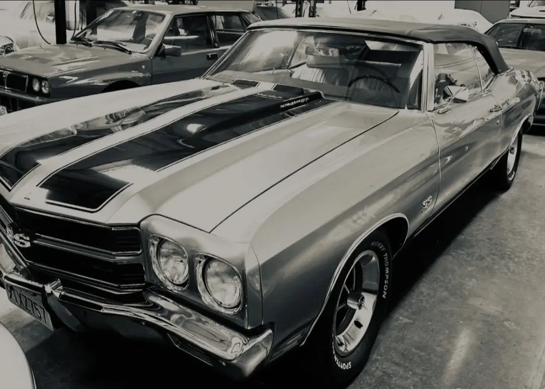 خودروی کلاسیک شورلت (Chevrolet) مدل SS با کاپوت دو رنگ در پارکینگ