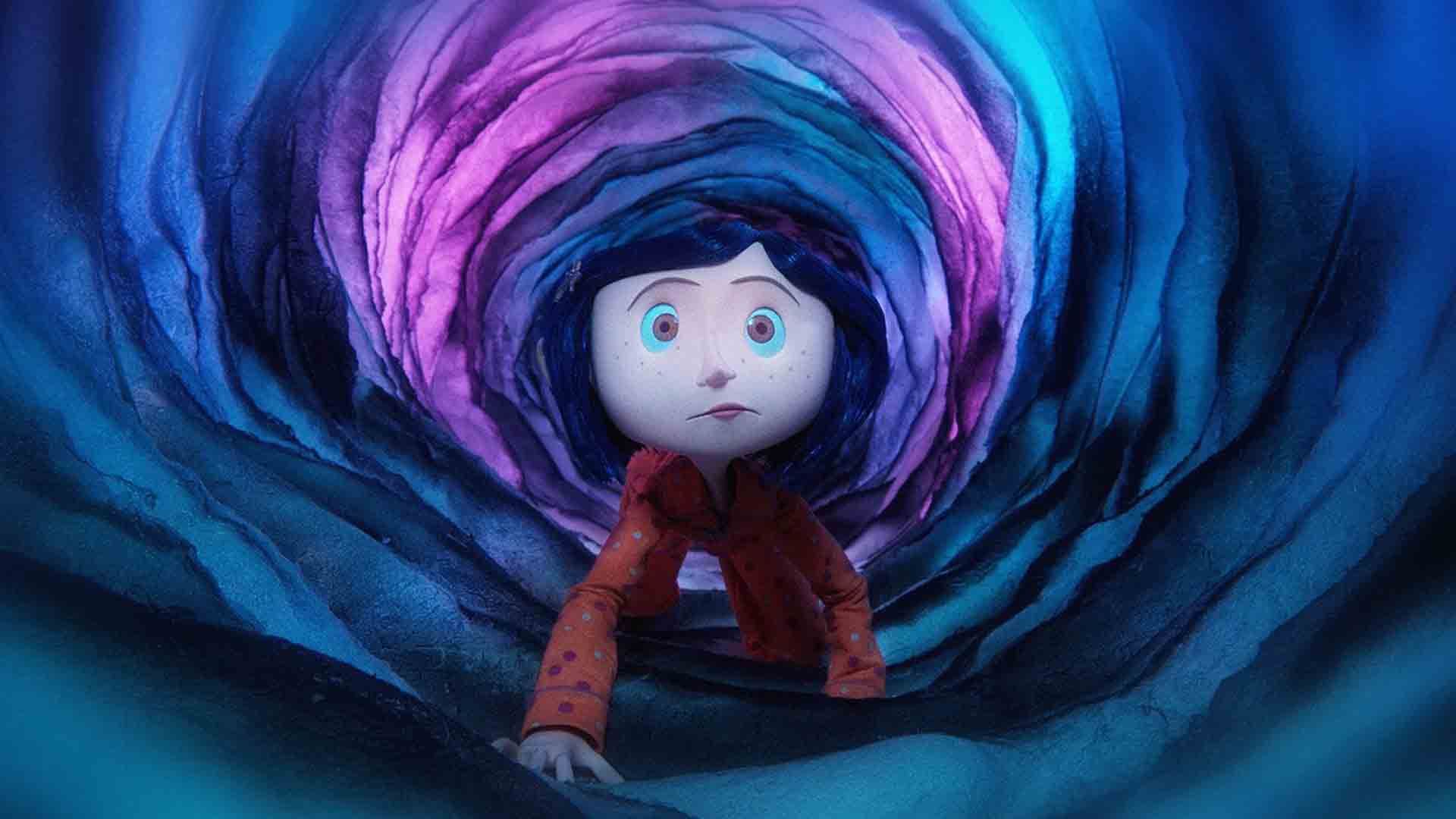 کورالاین در حال عبور از دالان در انیمیشن Coraline