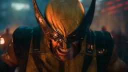 نمای نزدیک و پرجزئیات از چهره خشمگین شخصیت ولورین با ماسک زرد و مشکی در بازی Marvel's Wolverine