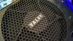 نمای نزدیک از شبکه مش و فن خنک‌کننده با لوگوی VALVE روی کنسول بازی استیم ماشین