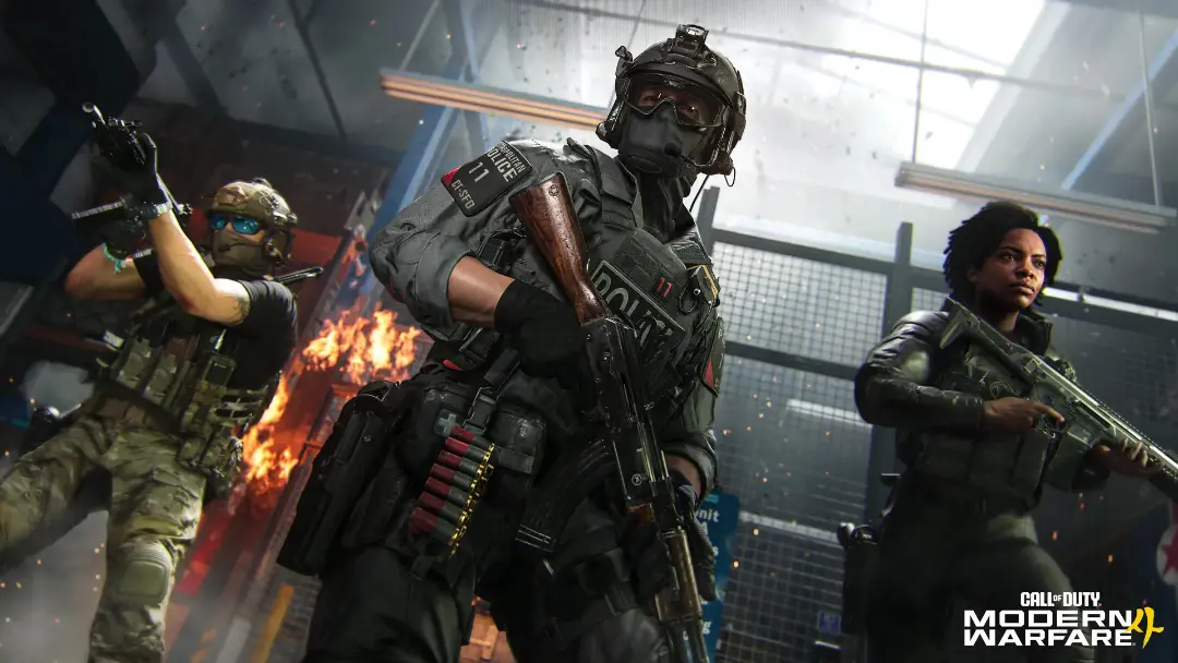 سه سرباز مسلح در محیطی پر از دود و آتش در بازی Call of Duty: Modern Warfare 4