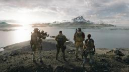 چهار سرباز مسلح بازی Ghost Recon در بالای یک تپه با منظره‌ای از کوهستان و دریا در برابر آن‌ها.