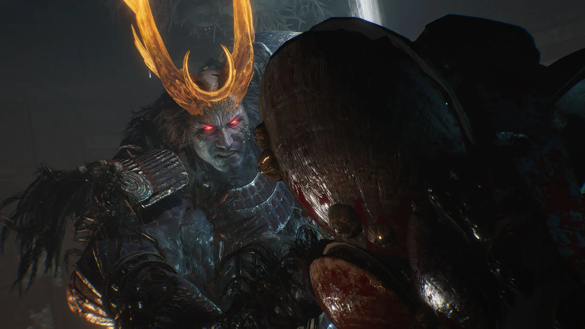 نمای نزدیک از شخصیت جنگجو با چشم‌های قرمز و زره سامورایی در بازی Nioh 3
