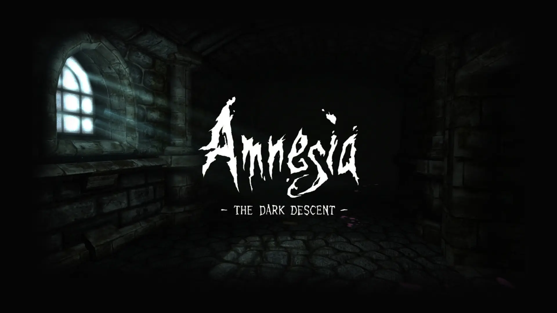 لوگوی بازی ترسناک Amnesia: The Dark Descent در محیطی تاریک و سنگی
