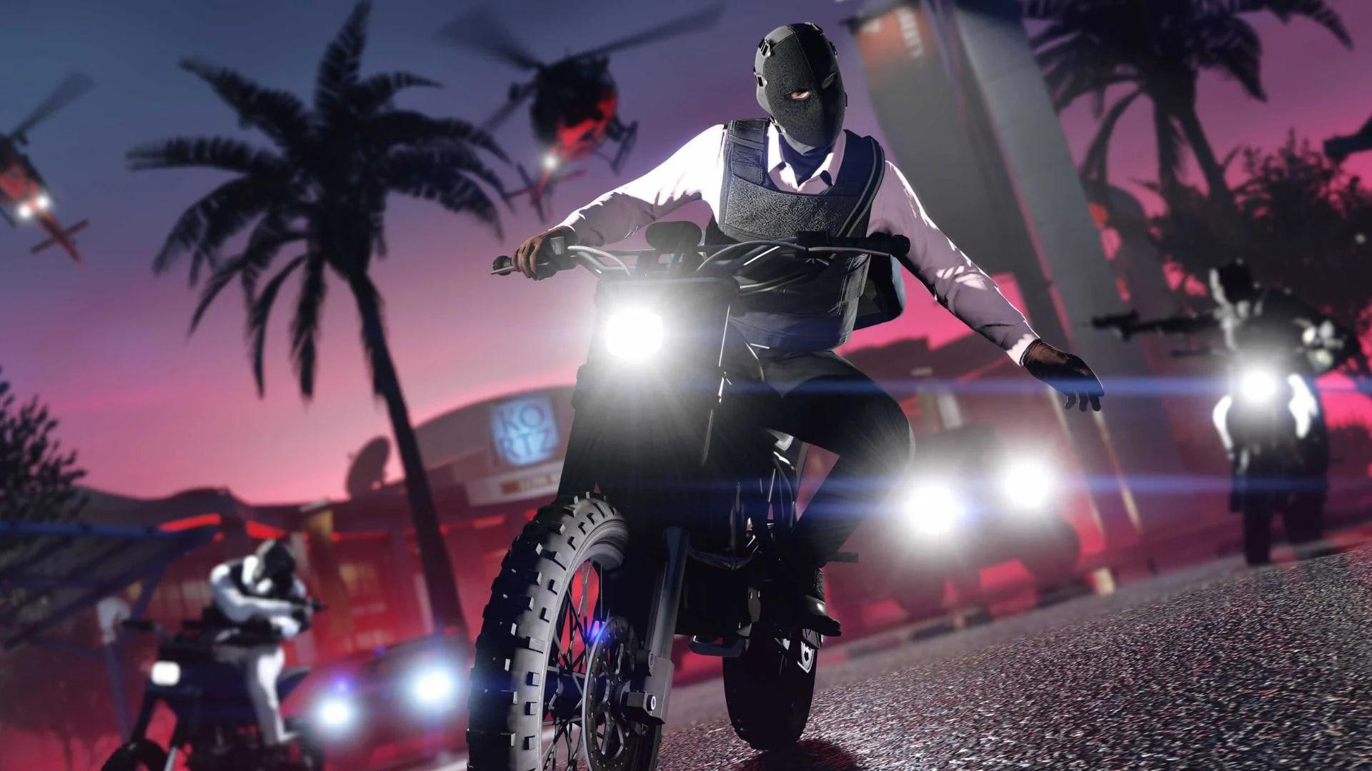 شخصیت‌های ماسک‌دار بازی GTA Online با موتورسیکلت در خیابان