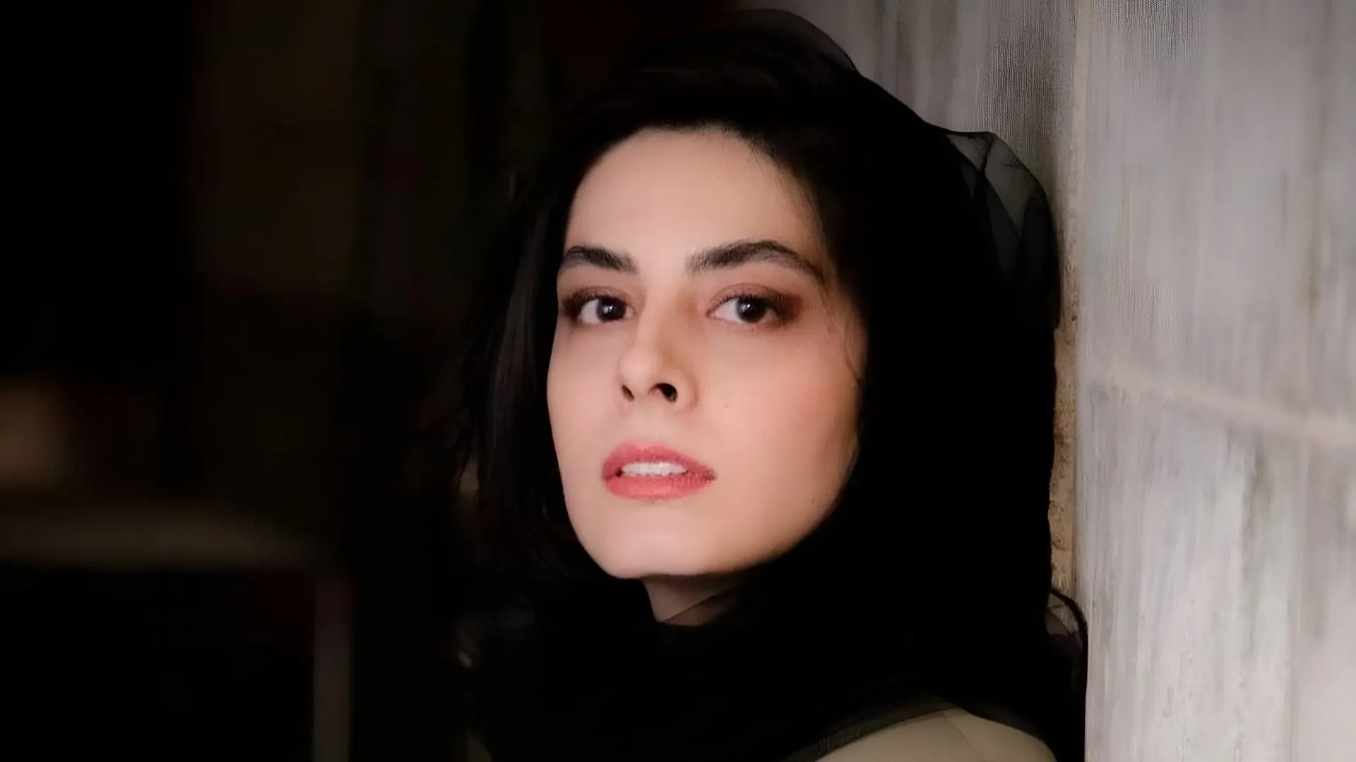مریم همتیان بازیگر جوان سینما و تئاتر با پوشش سیاه