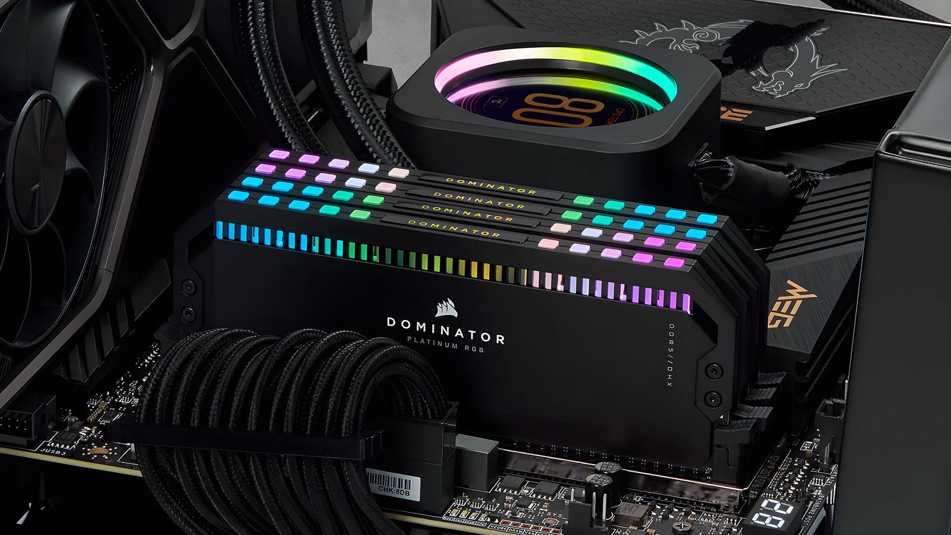 ماژول‌های رم دومیناتور پلاتینیوم RGB نصب شده روی مادربرد