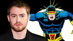 کیت کانر (Kit Connor) در کنار تصویر کمیک‌بوکی شخصیت سایکلاپس (Cyclops)