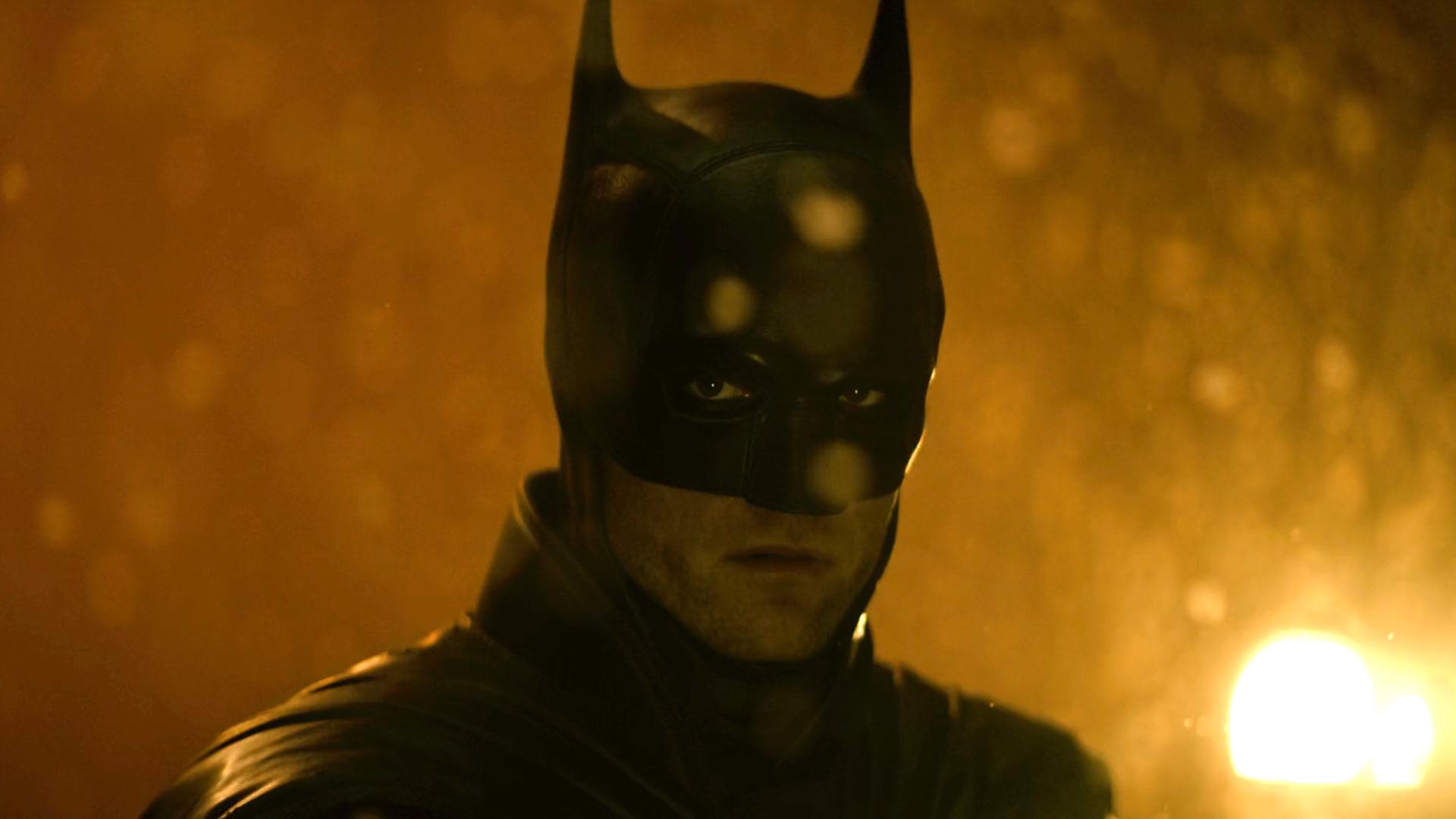 چهره بتمن (Batman) در فضای تاریک و بارانی فیلم