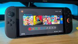 منوی بازی‌های کنسول نینتندو سوئیچ (Nintendo Switch) روی میز چوبی
