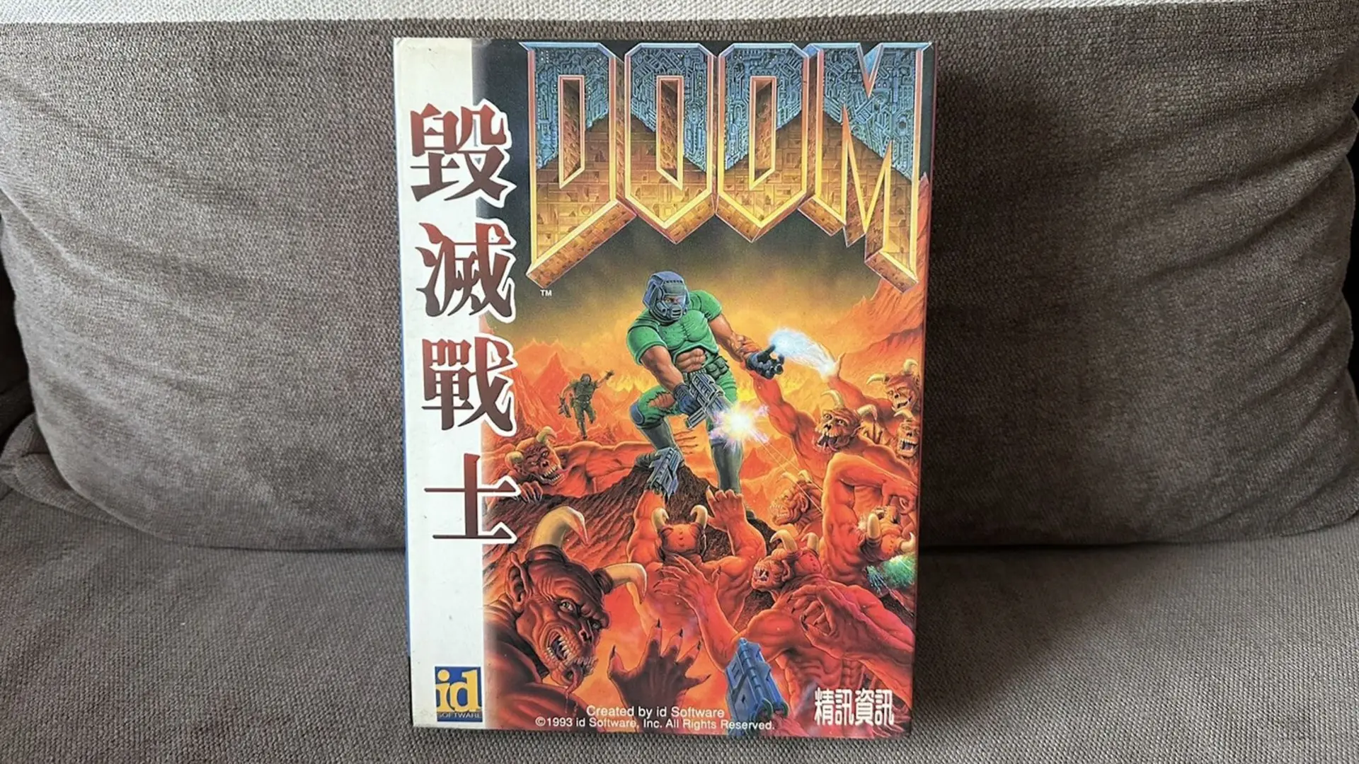 باکس نسخه تایوانی بازی Doom با طرح کلاسیک شخصیت اصلی در برابر هیولاها