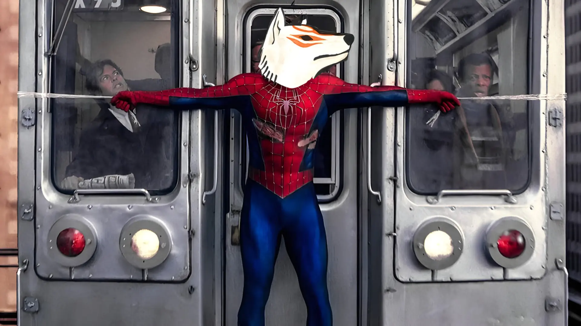 مرد عنکبوتی (Spider-Man) با ماسک گرگ بازی اوکامی (Okami) در حال متوقف کردن قطار