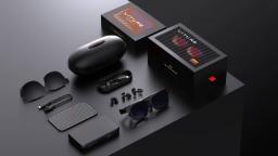 عینک واقعیت افزوده Viture Pro 2 XR و لوازم جانبی آن روی میز سیاه