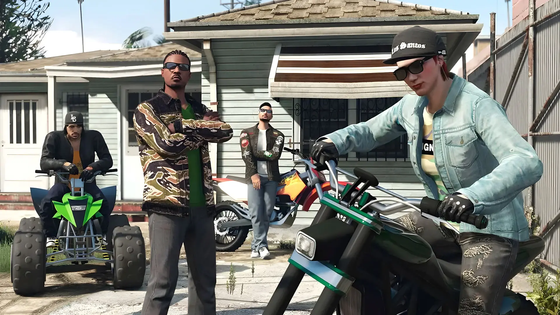 گروهی از شخصیت‌های بازی GTA 5 در کنار موتورسیکلت و چهارچرخ