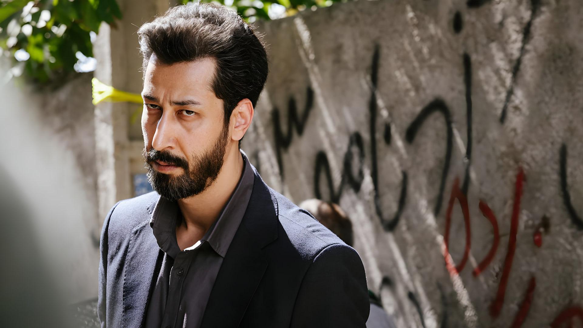 بهارم افشاری در فیلم زنده شور با کت و شلوار