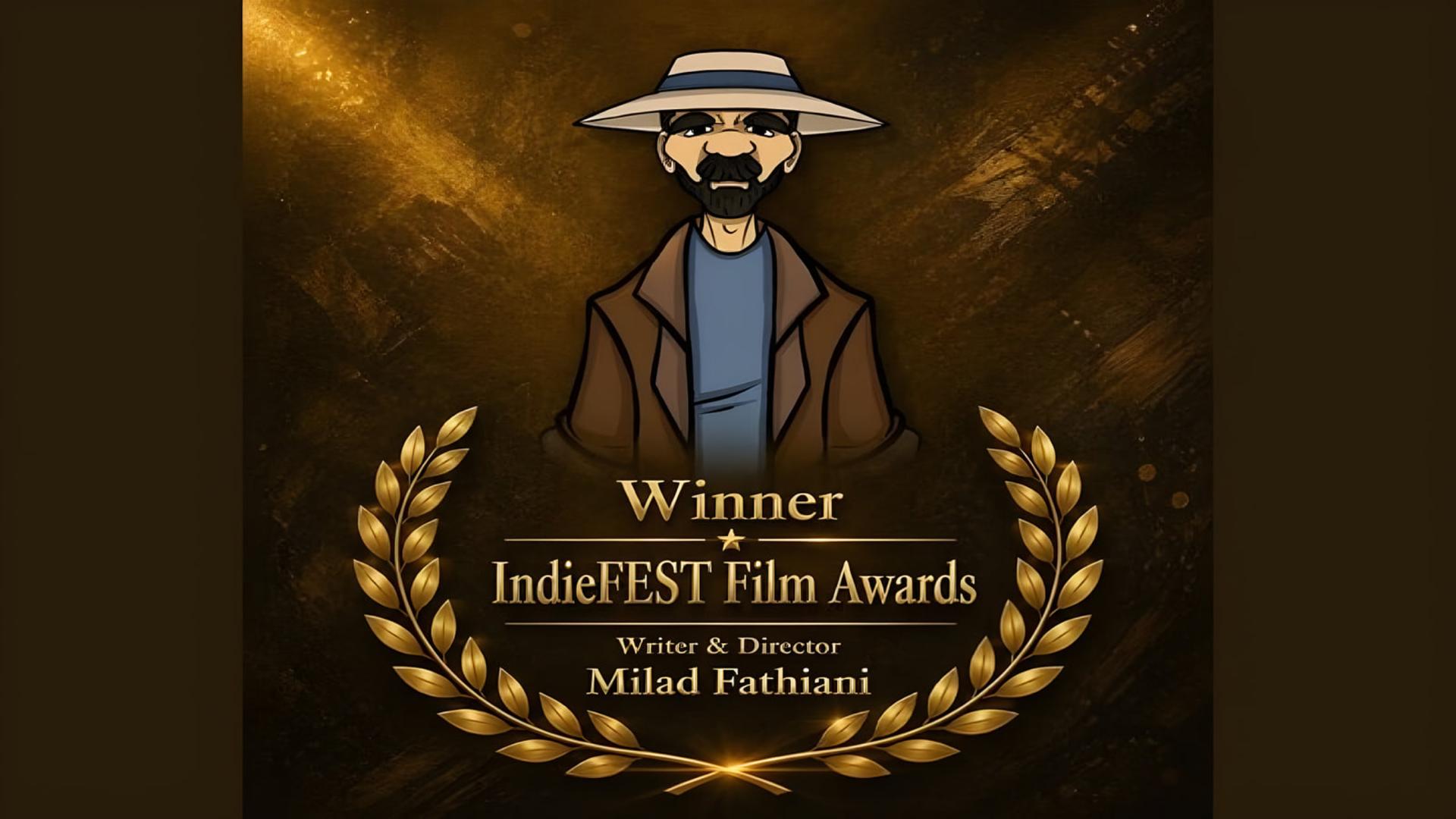 شخصیت انیمیشنی مرد با کلاه در کنار نشان جایزه IndieFEST Film Awards