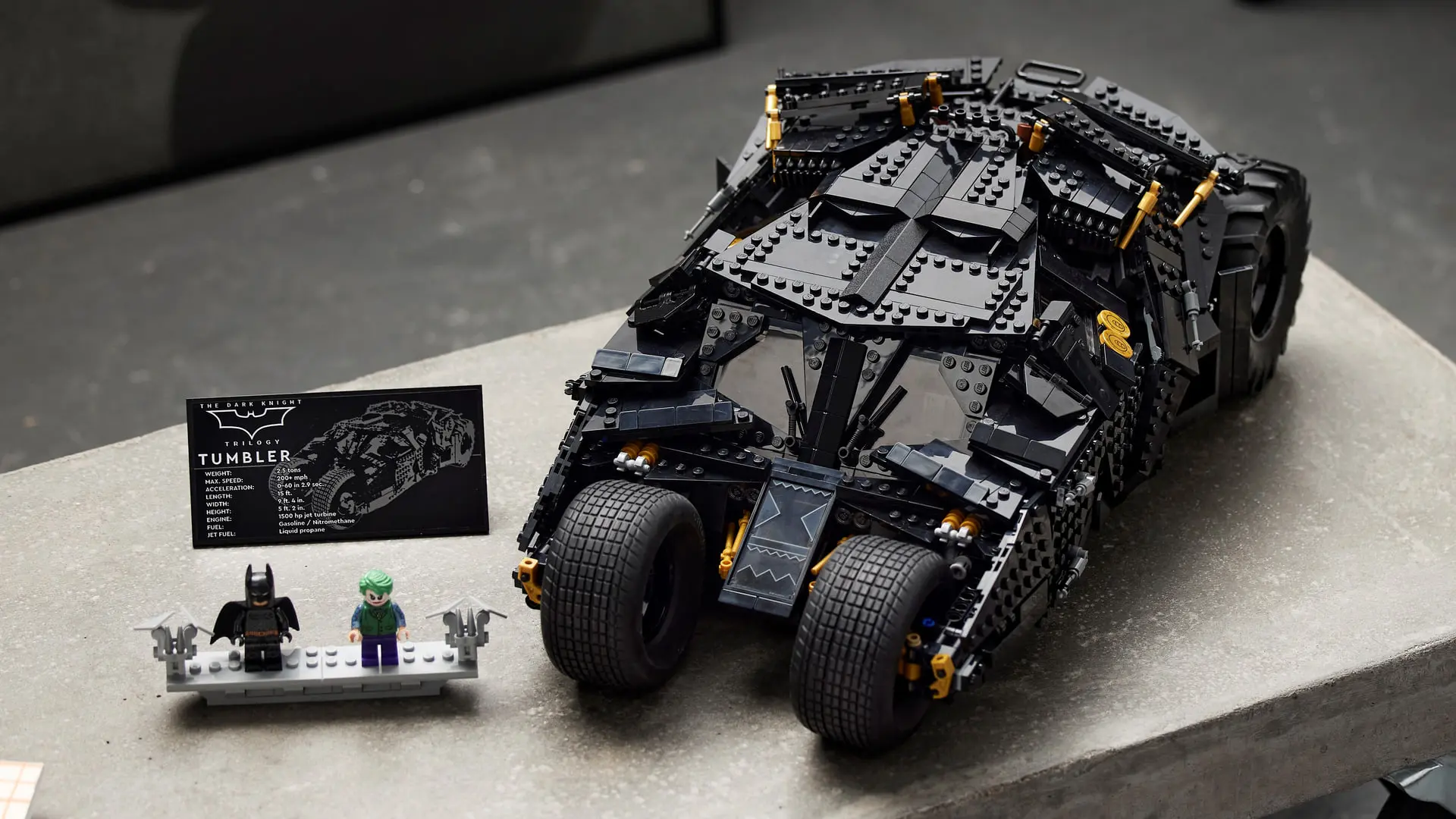 لگو بت‌موبیل تاملر (Batmobile Tumbler) به همراه فیگورهای بتمن و جوکر