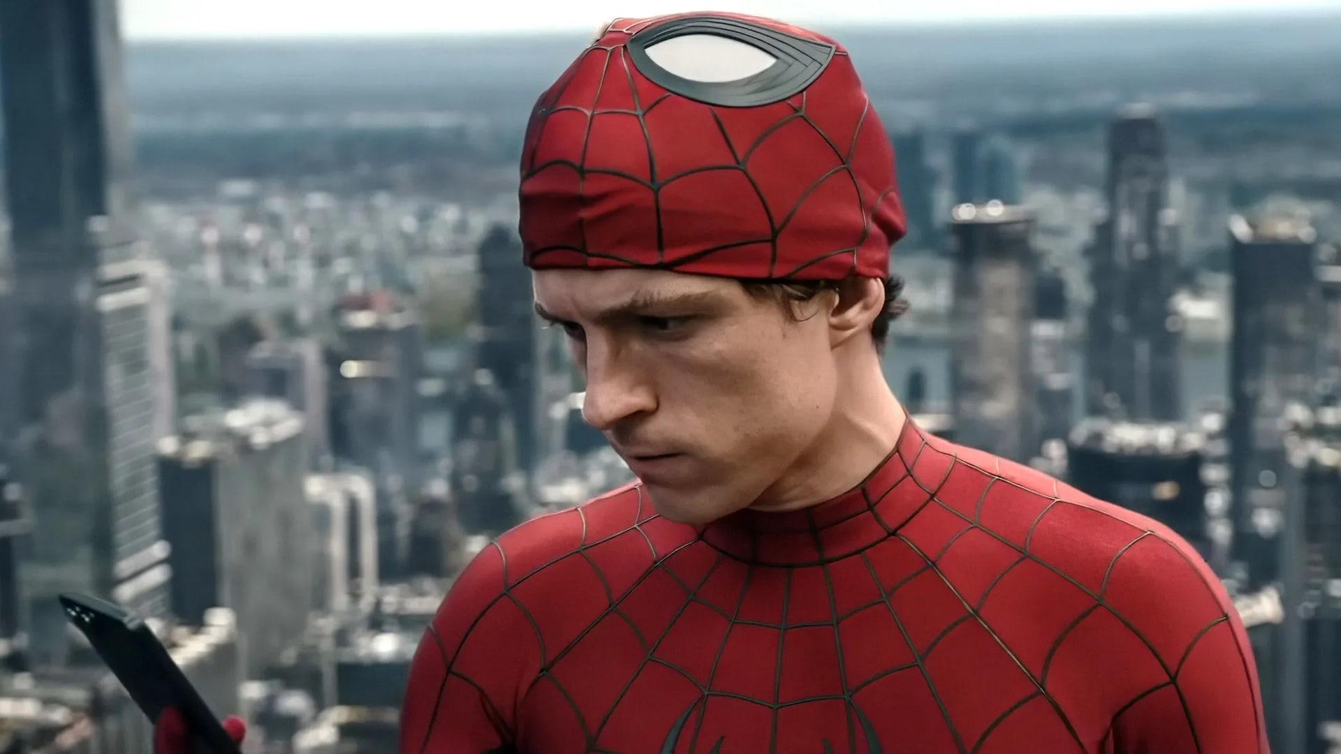 تام هالند (Tom Holland) در لباس مرد عنکبوتی (Spider-Man) با پس‌زمینه شهر