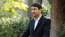 ستار هاشمی، وزیر ارتباطات پشت میکروفون در فضای باز