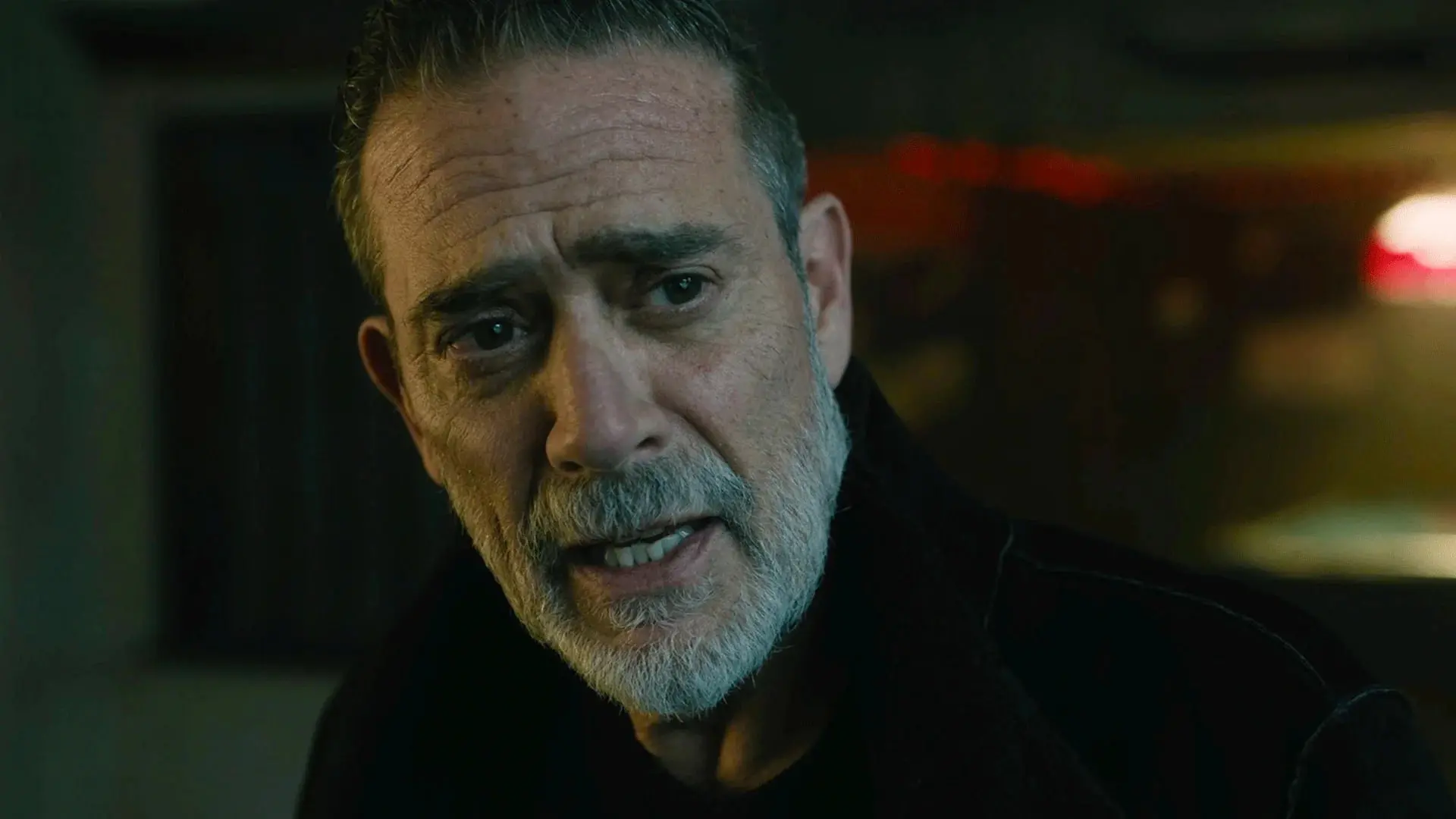 جفری دین مورگان (Jeffrey Dean Morgan) با چهره‌ای جدی و خشمگین