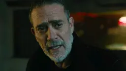 جفری دین مورگان (Jeffrey Dean Morgan) با چهره‌ای جدی و خشمگین
