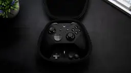 کنترلر الیت ۳ (Xbox Elite Series 3) داخل جعبه مخصوص خود