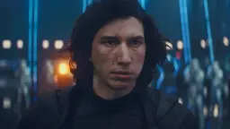 کایلو رن (Kylo Ren) با چهره‌ای زخمی در محیطی تاریک و علمی-تخیلی