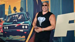 وین دیزل (Vin Diesel) در مقابل پوستر فیلم سریع و خشن