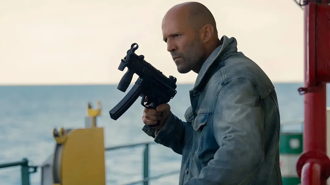 جیسون استاتهام (Jason Statham) در حالی که یک سلاح ماشه‌ای‌دار را در محیط دریایی نگه داشته است