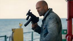 جیسون استاتهام (Jason Statham) در حالی که یک سلاح ماشه‌ای‌دار را در محیط دریایی نگه داشته است