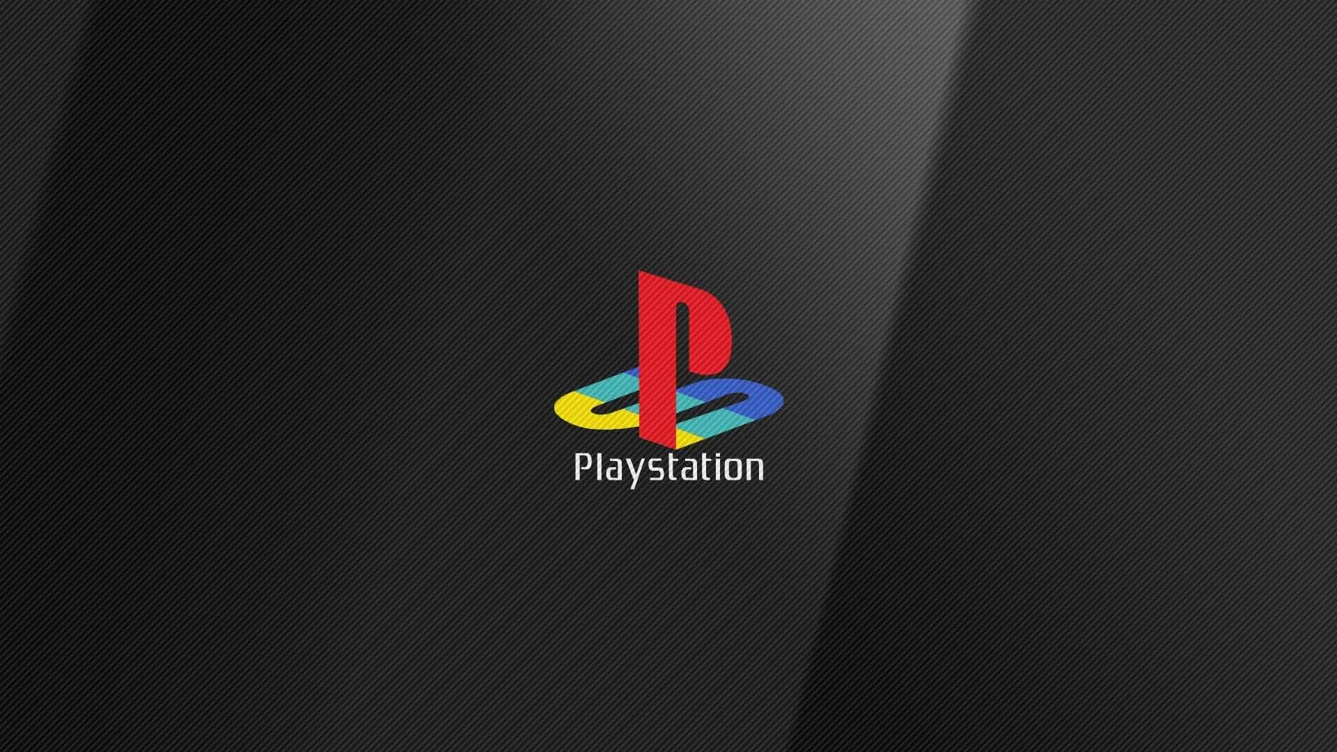 لوگوی رنگی پلی‌استیشن (PlayStation) روی پس‌زمینه مشکی با بافت خطی