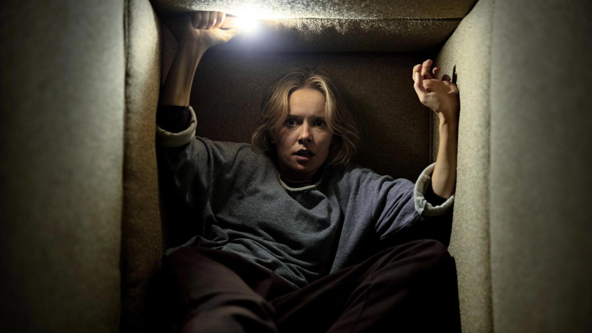 زن در فضای تنگ و تاریک فیلم اینسیدیوس (Insidious)