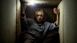 زن در فضای تنگ و تاریک فیلم اینسیدیوس (Insidious)