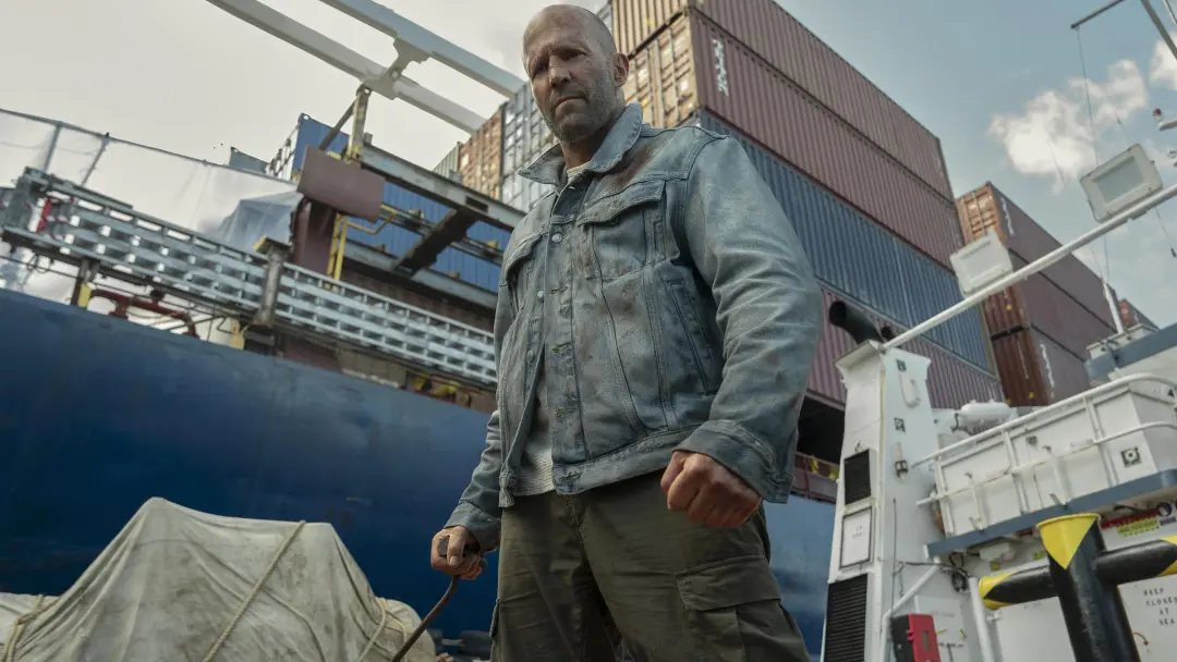 جیسون استاتهام (Jason Statham) در صحنه‌ای از فیلم شورش (Mutiny) در کنار کشتی باربری