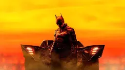بتمن (Batman) در کنار بت‌موبیل (Batmobile) در صحنه فیلم‌برداری بتمن ۲