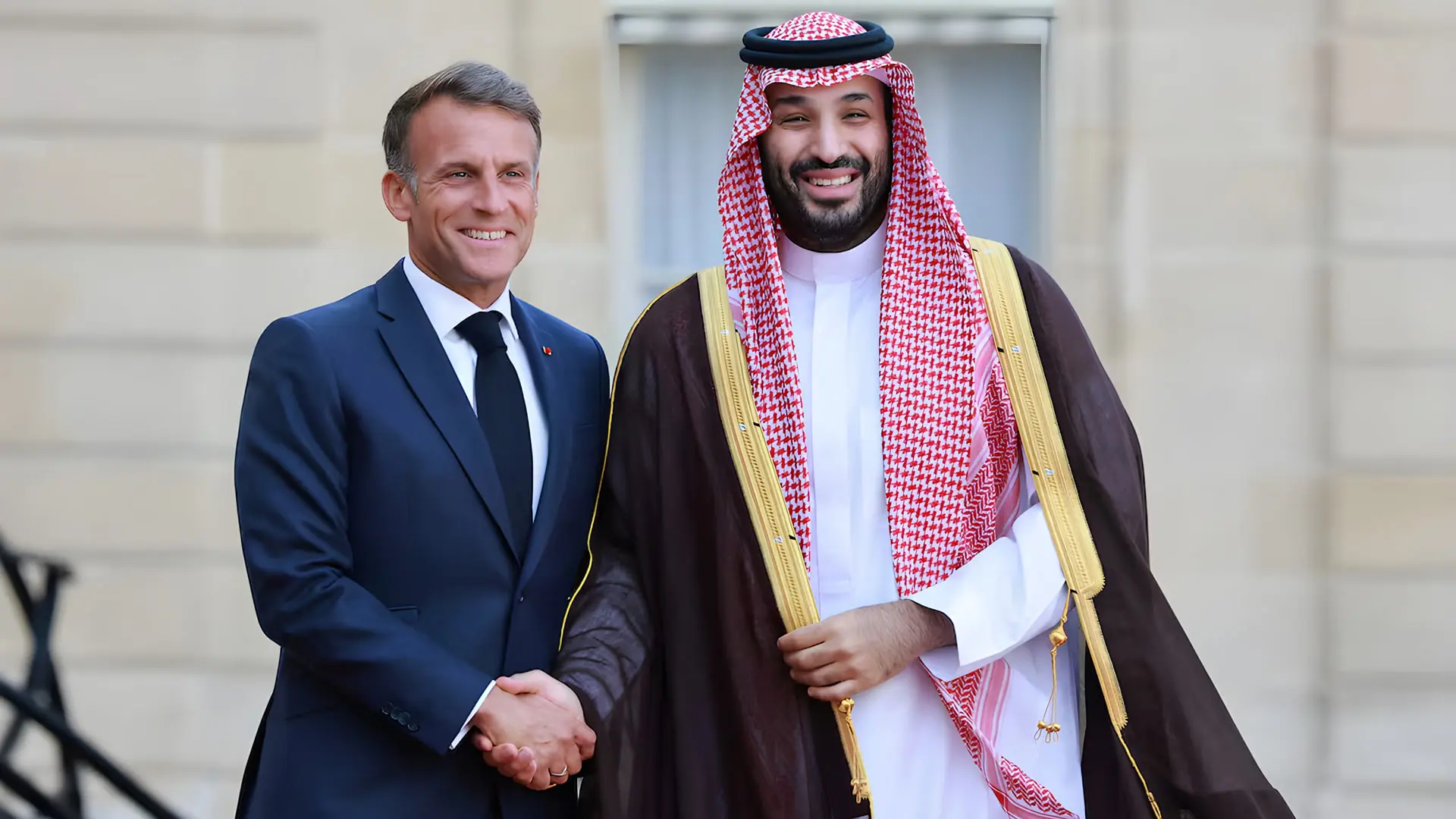 امانوئل مکرون (Emmanuel Macron) و محمد بن سلمان (Mohammed bin Salman) در حال دست دادن