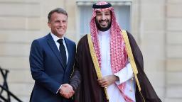امانوئل مکرون (Emmanuel Macron) و محمد بن سلمان (Mohammed bin Salman) در حال دست دادن
