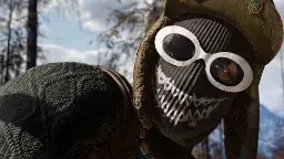 شخصیت بازی PUBG Ded.Net با ماسک دندان‌نما و عینک سفید در محیط جنگلی