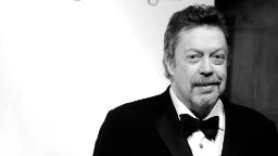 تیم کوری (Tim Curry) بازیگر سرشناس تئاتر و سینما در یک مراسم رسمی