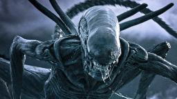 موجود بیگانه (Xenomorph) با پوست تیره و دندان‌های تیز در فیلم ایلیان: کوونت
