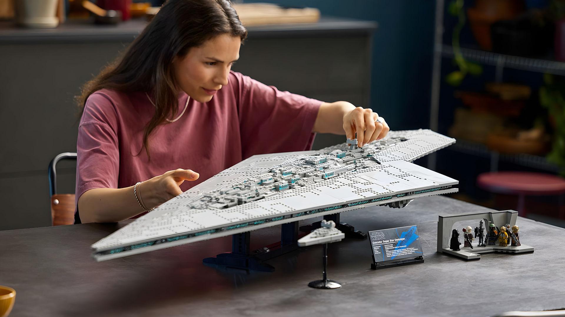مدل لگوی سوپر استار ویرانگر (Super Star Destroyer) با جزئیات زیاد روی میز