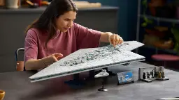 مدل لگوی سوپر استار ویرانگر (Super Star Destroyer) با جزئیات زیاد روی میز