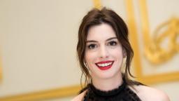 چهره ان هتوی (Anne Hathaway) با لبخند در یک مراسم رسمی