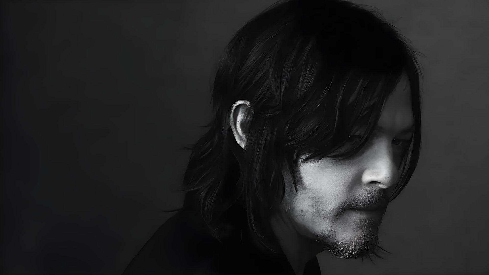 چهره نورمن ریداس (Norman Reedus) در نمای نزدیک و سیاه و سفید