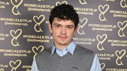 نوآ جوپ (Noah Jupe) در مهمانی افتتاحیه نمایش رومئو و ژولیت در لندن