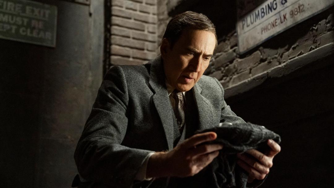 نیکولاس کیج (Nicolas Cage) در نقش بن رایلی در صحنه‌ای از سریال اسپایدر-نوآر