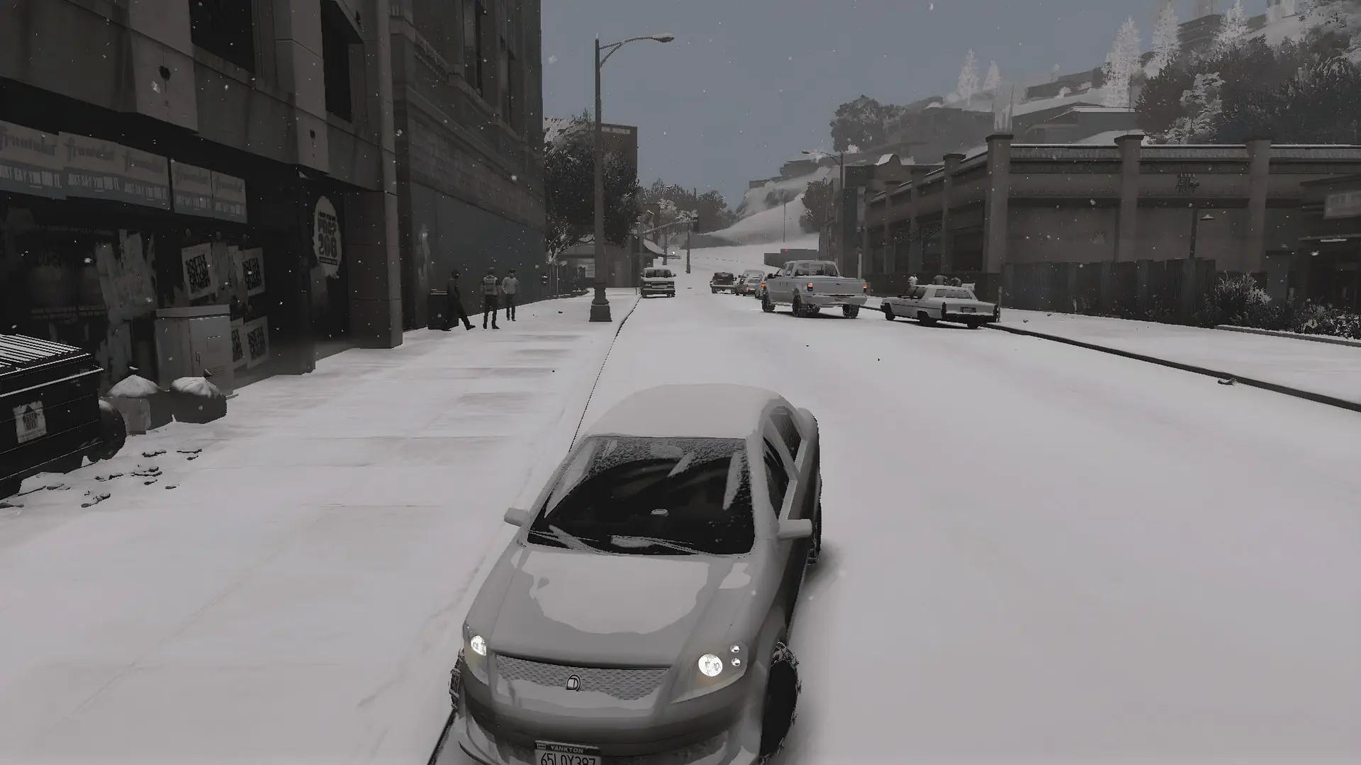 خیابان‌های پوشیده از برف در بازی GTA V با خودروهای متوقف شده