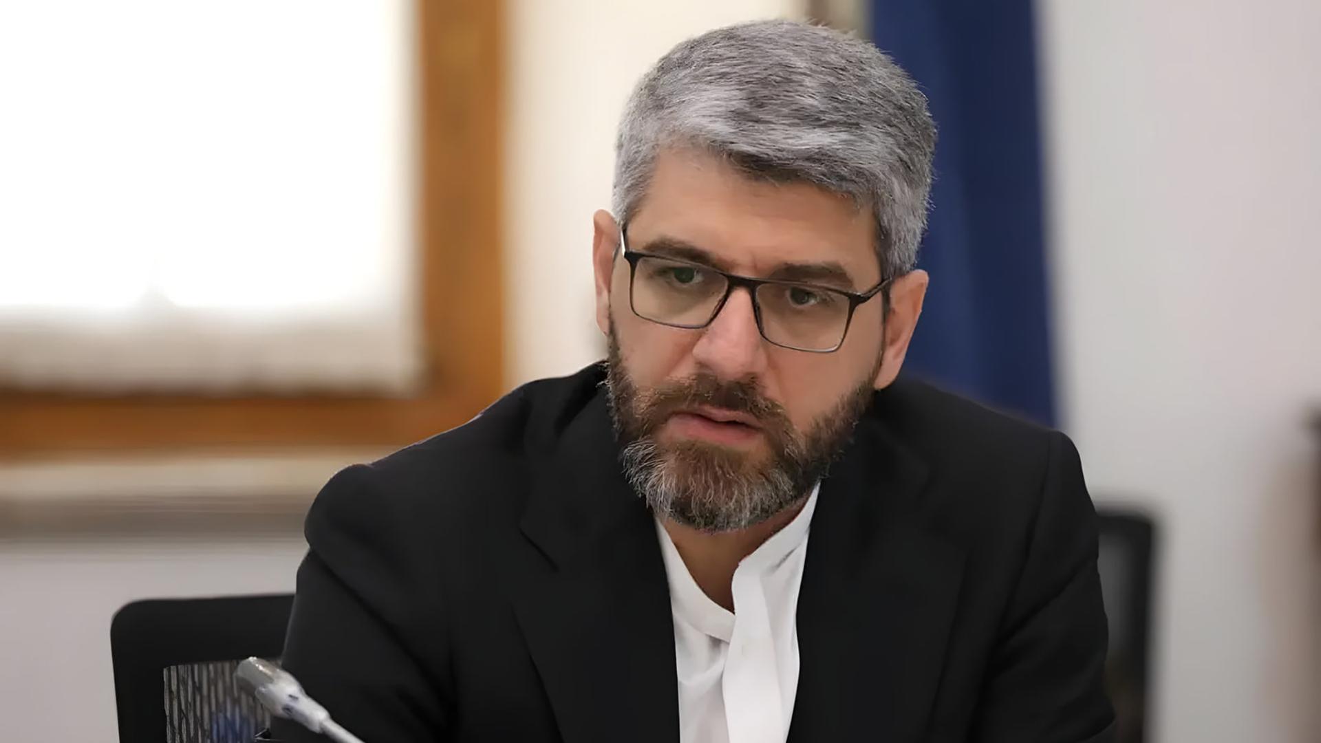 فتاحی: رئیس سازمان تنظیم مقررات و ارتباطات در حال صحبت در نشست خبری