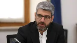 فتاحی: رئیس سازمان تنظیم مقررات و ارتباطات در حال صحبت در نشست خبری