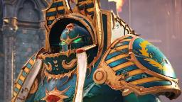 شخصیت جادوگر اسکاراب (Scarab Occult Terminator Sorcerer) با زره آبی و طلایی در بازی Space Marine 2